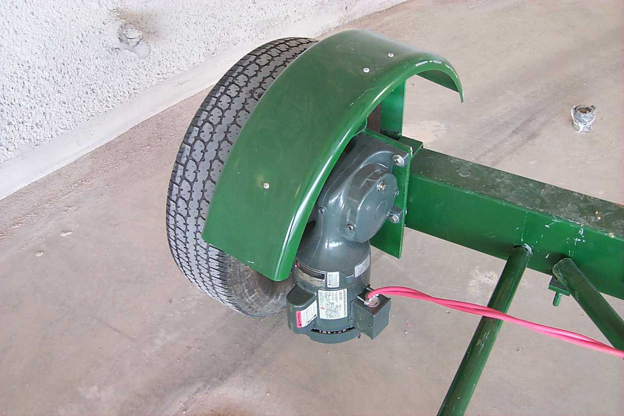 Drive Wheel — This is a picture of the drive wheel.  Its a single speed, forward and reverse motor, that provide a steady, strong, even pace while spraying material.  Its controlled by a hand held switch on a long cord so that it can be driven by either the operator of the scaffold, or the man on the floor watching hoses.