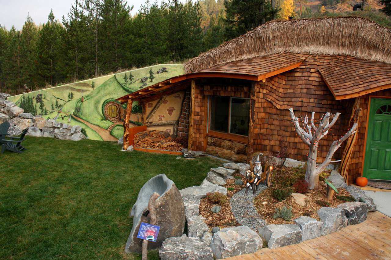 Harvest Hobbit with Mural — The murals intricately detail the flora and fauna of the Shire.