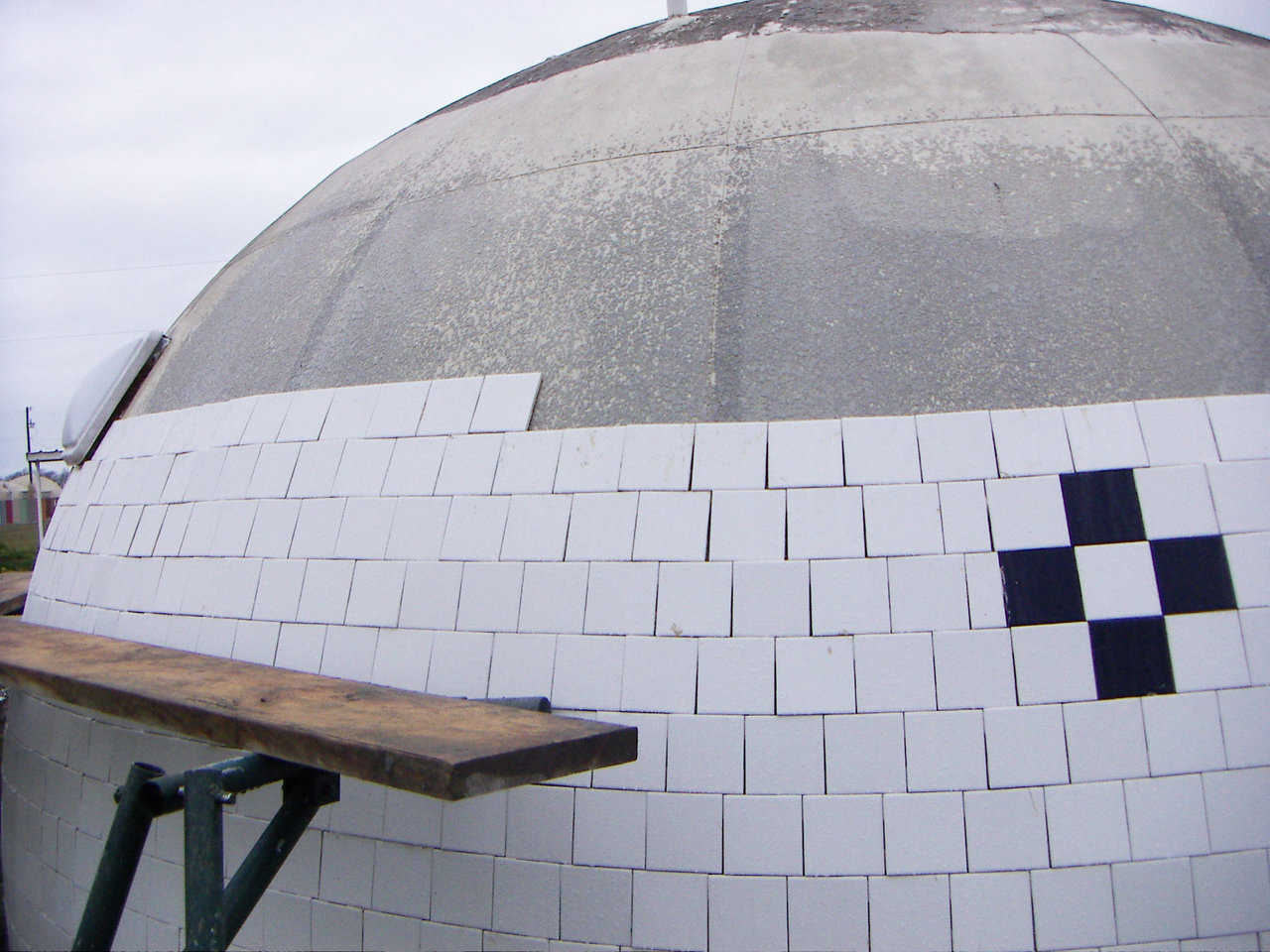 Circular Pattern — Four-inch square tiles were installed, with reference to a level line around the dome’s base, in a circular pattern, from bottom to top, on a 16.5’ diameter Monolithic Dome at the Monolithic Dome Institute.