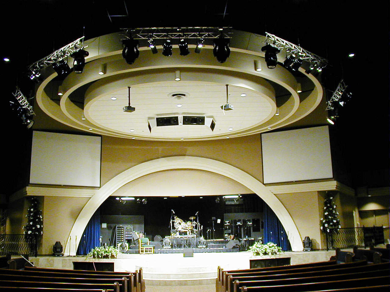 Sanctuary Dome — The sanctuary-auditorium dome is a sky shell with a black interior that erases structural lines and makes it possible to create just about any environment you may want. It’s ideal for regular church services and special events.