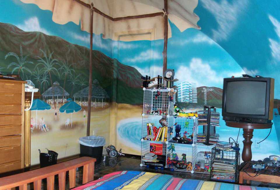Acapulco Bay Room — While in Acapulco, Glenn photographed breathtaking beach landscapes, then asked James Perez, a Houston artist, to duplicate the photos onto the bedroom walls. Note the bungee tower in the background.