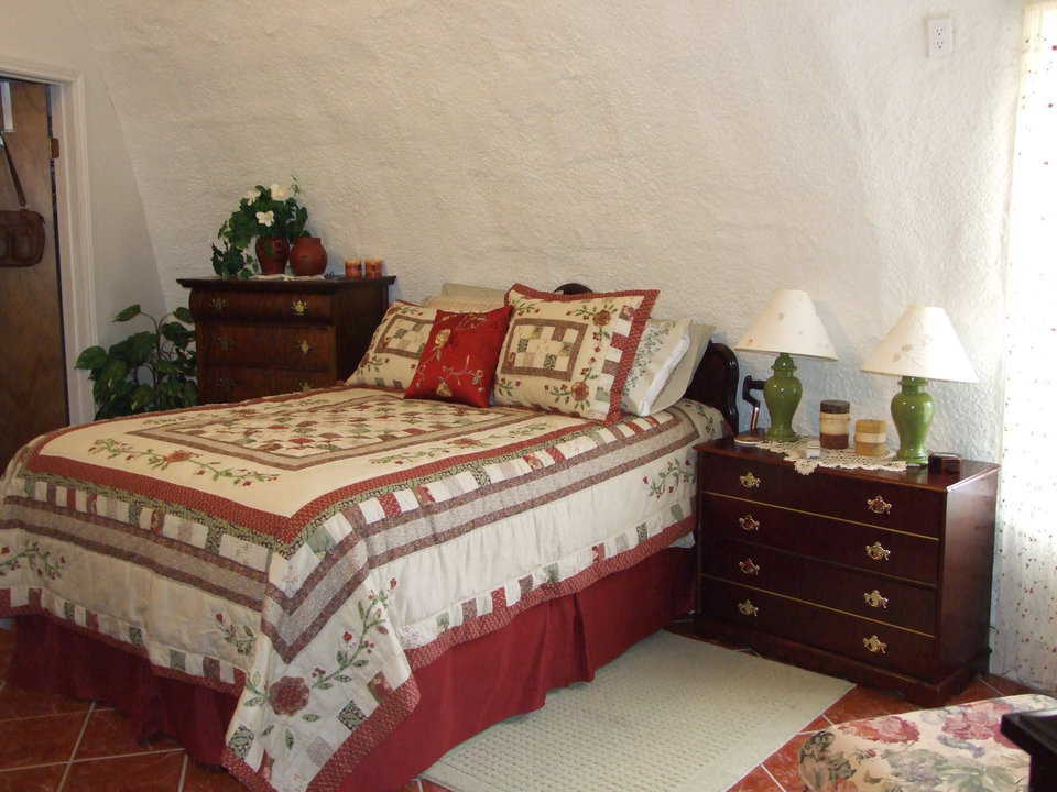 Is it nap time yet? This comfy, cozy bedroom, with the bed snuggled into the curve of the dome wall, sure makes you feel like enjoying a nap.