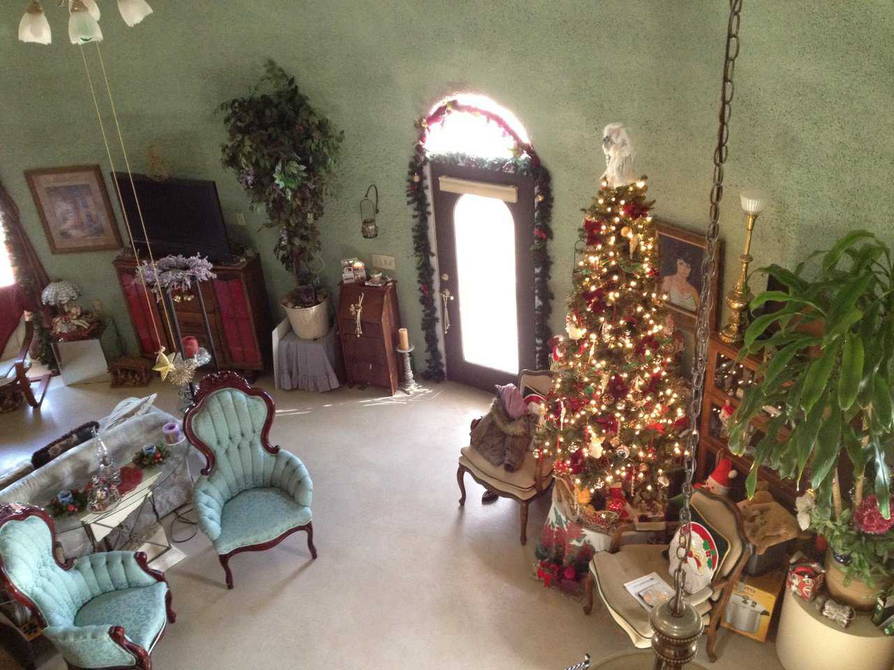 Built in 2007, Yorkie Dome has a diameter of 42 feet, a height of 25 feet, and a living area of 2067 square feet. Glenna loved decorating it for Christmas.