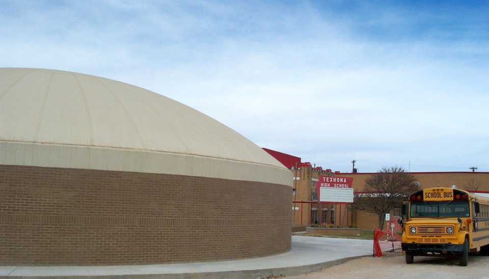 Monolithic Dome school building at Texhoma Independent School district shortly after construction.