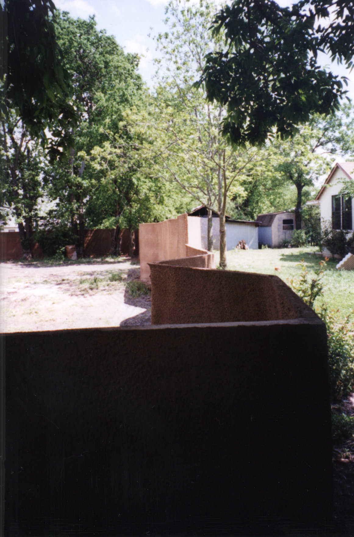 Abstract but sturdy — Here you can see a close-up of our standard zig-zag fence. This fence features multiple heights which adds to its beauty.