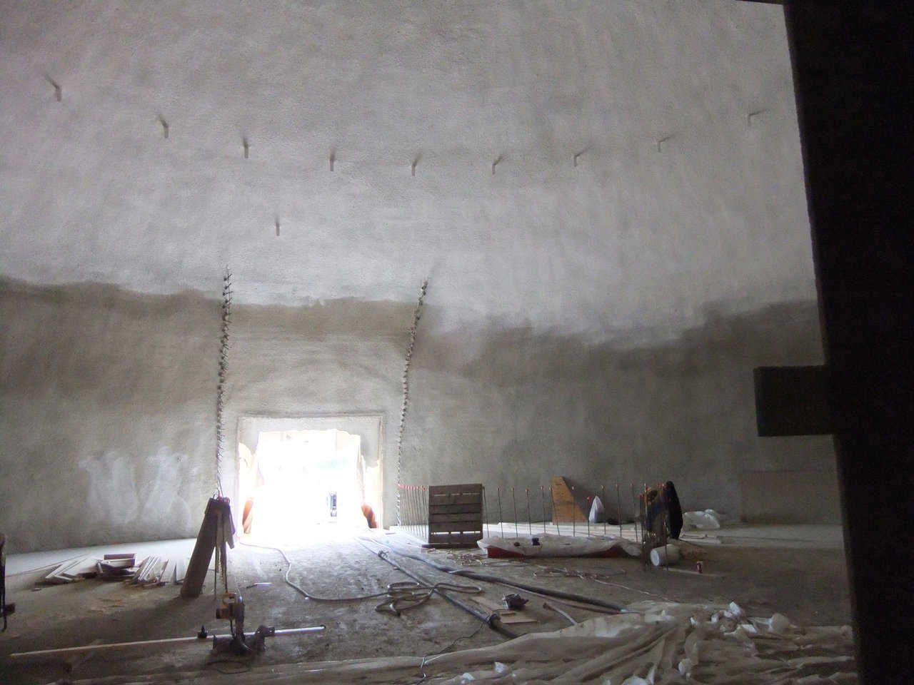 Built for work — This dome was specifically engineered for holding and distributing fertilizer. Hangers on the dome’s top will support the whole system for bringing in the fertilizer. Walls are tied into the dome with a series of rebar “dowels” that extend from the dome, along both sides of the door.  Bin walls will be 20’ tall.