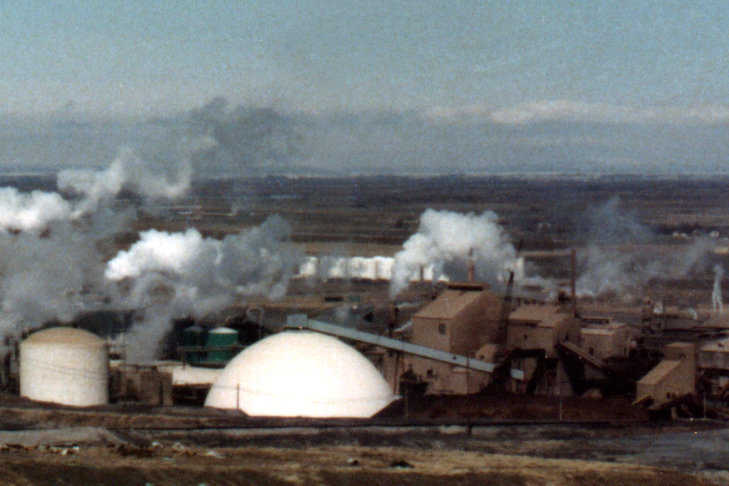 Ore Storage — Built in 1984 for J.R. Simplot Co. in Pocatello, Idaho, this Monolithic Dome, 182′ × 82′, stores 40,000 tons of raw phosphate ore. A train 8 miles long pulling 800 railcars could be unloaded into this dome that supports a 60,000 pound concrete pad and a 40,000 pound conveyor.
