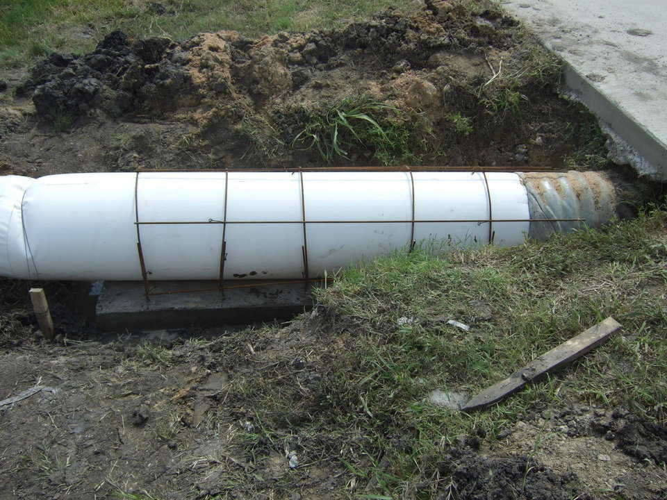 Ready for concrete — Here the bottom has already been poured with the steel embedded.  Now the crews have inflated the form, and will begin to spray shotcrete on the outside.  This could just as easily be done by hand, and in many places is more efficient.