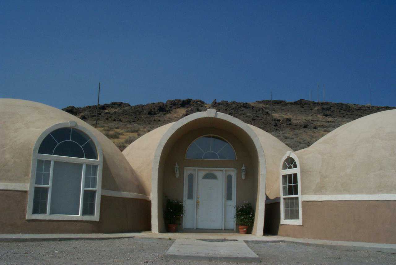 Randy South Home — 4,000 square foot dome in Menan, Idaho.  The home consists of three, interconnected Monolithic Domes: a center dome 40′×17′ and two flanking domes, each 34′×15′.  It also has five bedrooms. several bathrooms, a extra large kitchen, a living room, family room, library, utility room, and a loft made into a playroom big enough for a ping-pong table.