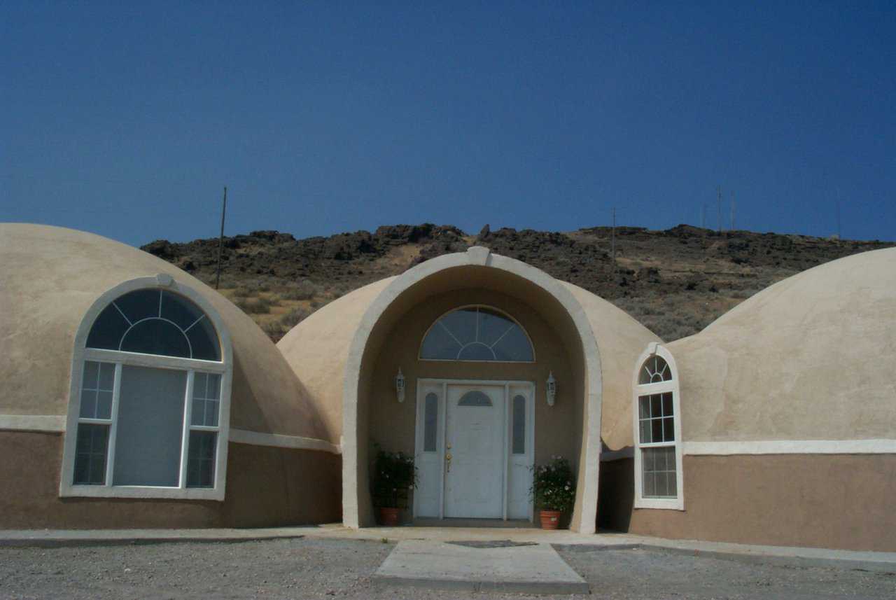 Three interconnected domes — Two outer domes, each 34’ x 15’, flank the 40’ x 17’ center dome.
