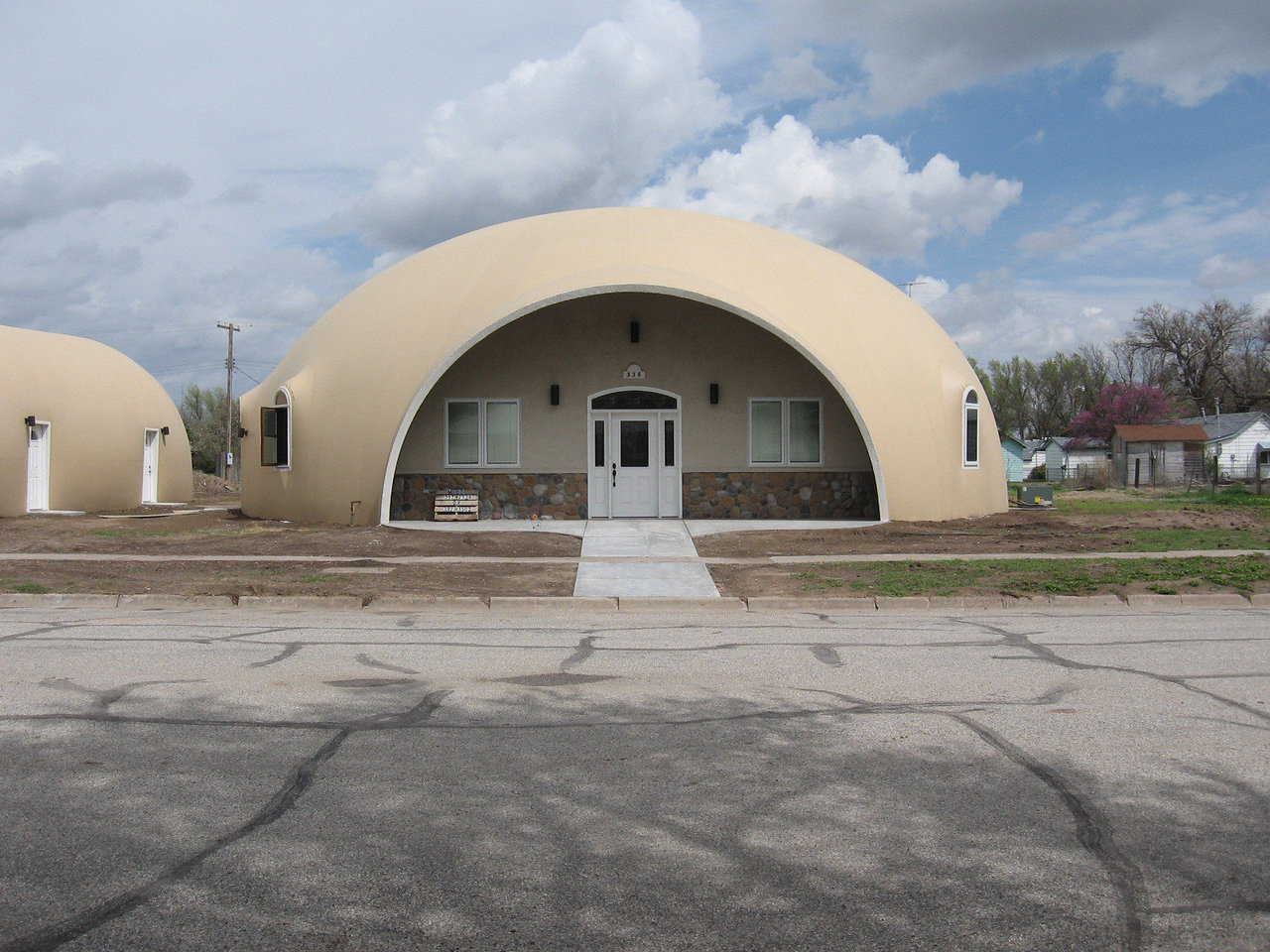 Mudd-Puddle Dome On The Prairie — In about 7 months, Kay and Ernest Mudd of Dighton, Kansas have proudly shown their Monolithic Dome home and garage to 1000 visitors.