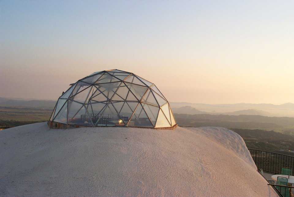 Geodesic Dome — A 15-foot diameter geodesic dome covers the Sky Lounge.