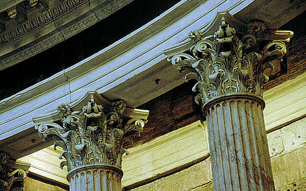 Elaborate crowns — Corinthian capitals crown the columns in the alcoves.