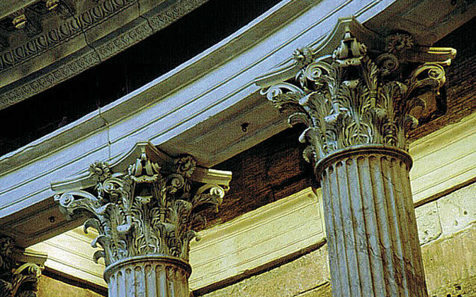 Elaborate crowns — Corinthian capitals crown the columns in the alcoves.