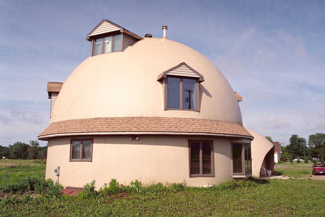 Integrated stemwall — For this dome, Monolithic designed the Airform to go straight up, reach the bottom of the second floor, then start to curve over the top. At the second level, an eave was installed that encircles the dome. Although not particularly hard to do, the eave gives the dome a vastly different appearance.