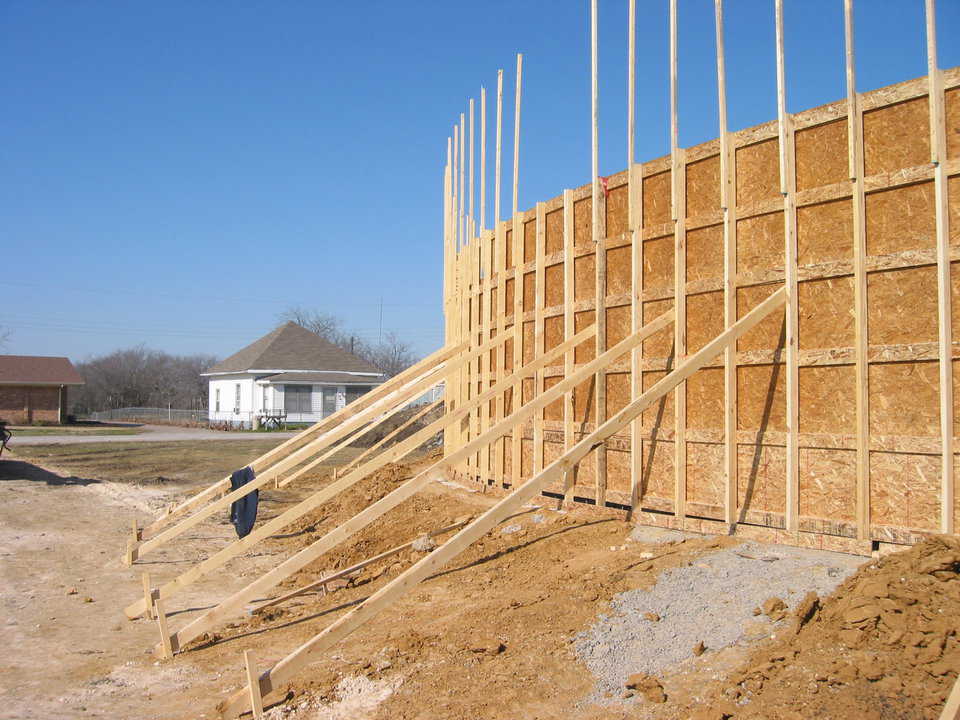 Stemwall Forms — Using vertical forming, a stemwall is assembled, then sprayed in place, on its inside, before the dome is built. It becomes the exterior surface.