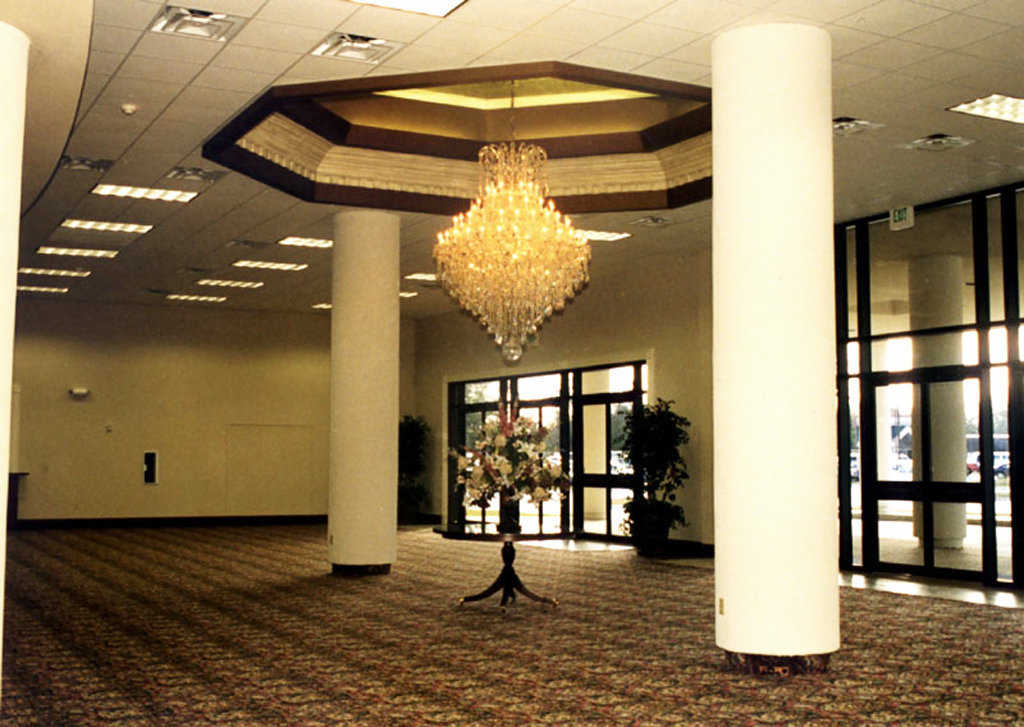 Foyer — It welcomes the church’s 2,500 members and provides an area for meeting and socializing.