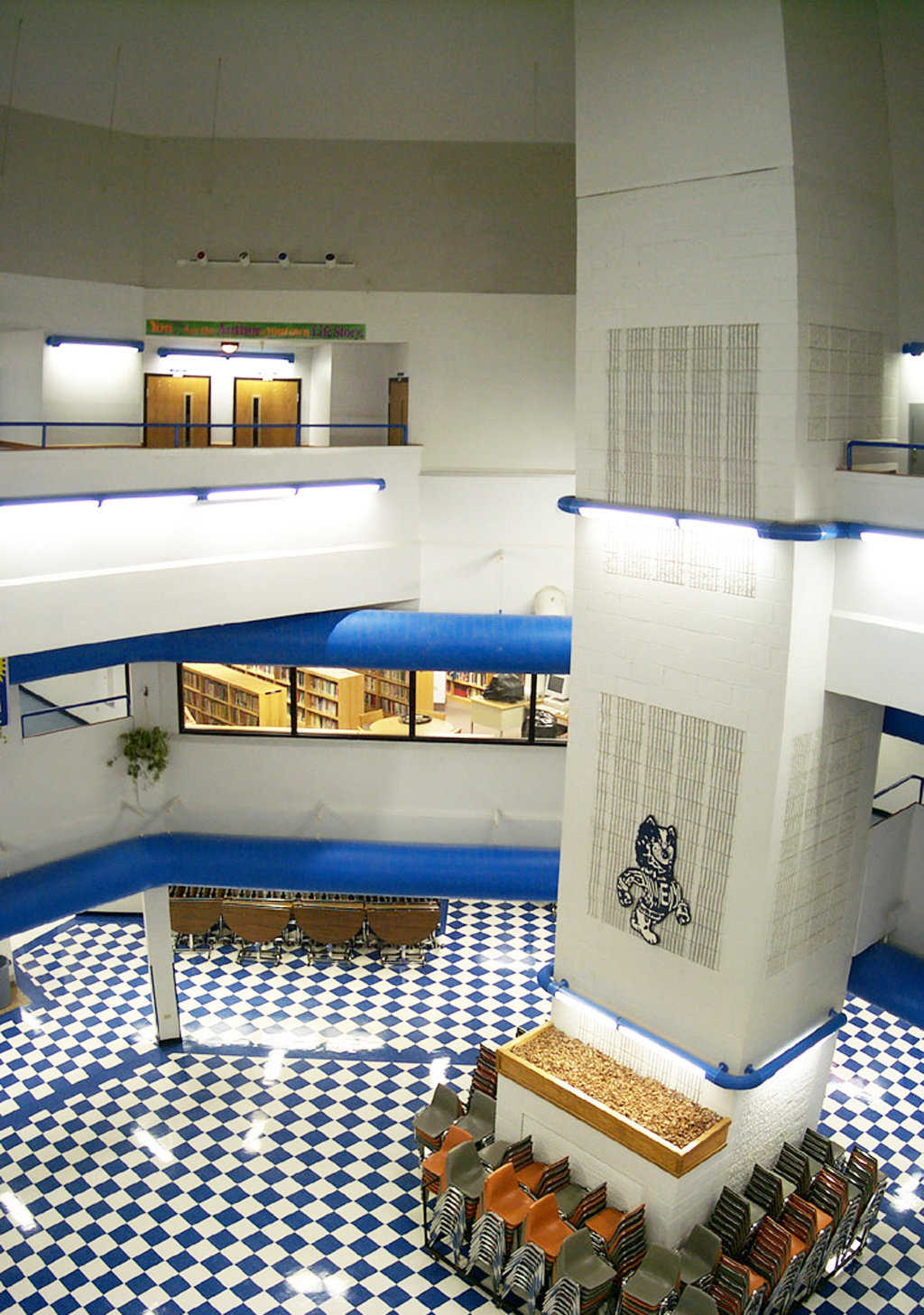 Commons Area and Atrium — Three floors of classrooms surround a five-story tall atrium. A 25’ diameter artificial skylight creates a daylight atmosphere during all weather conditions.