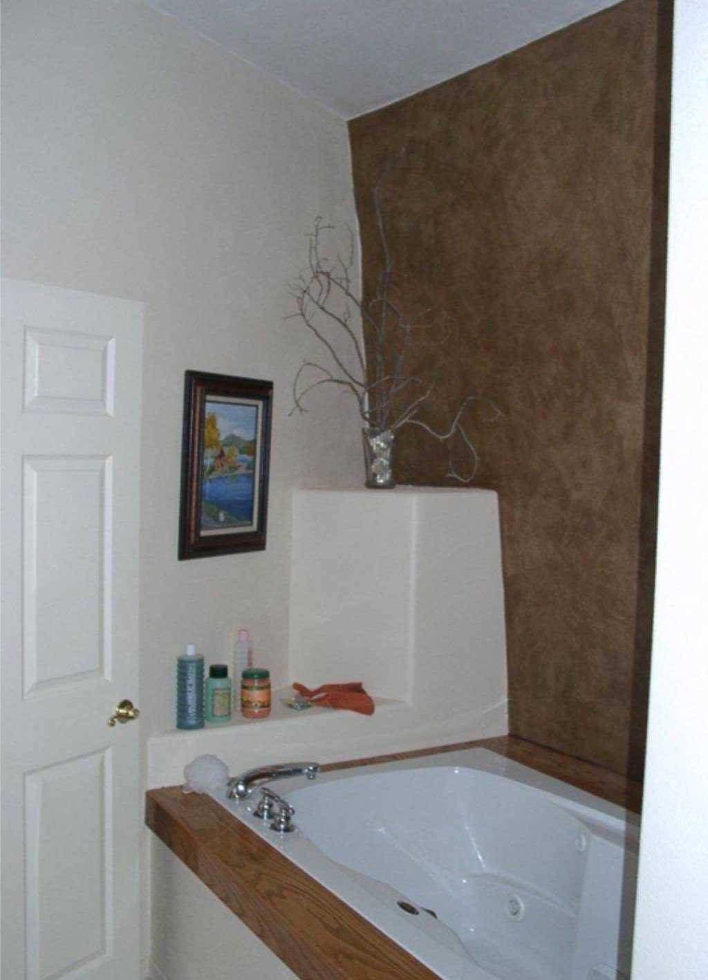 Bath time — This suite includes a Jacuzzi tub.