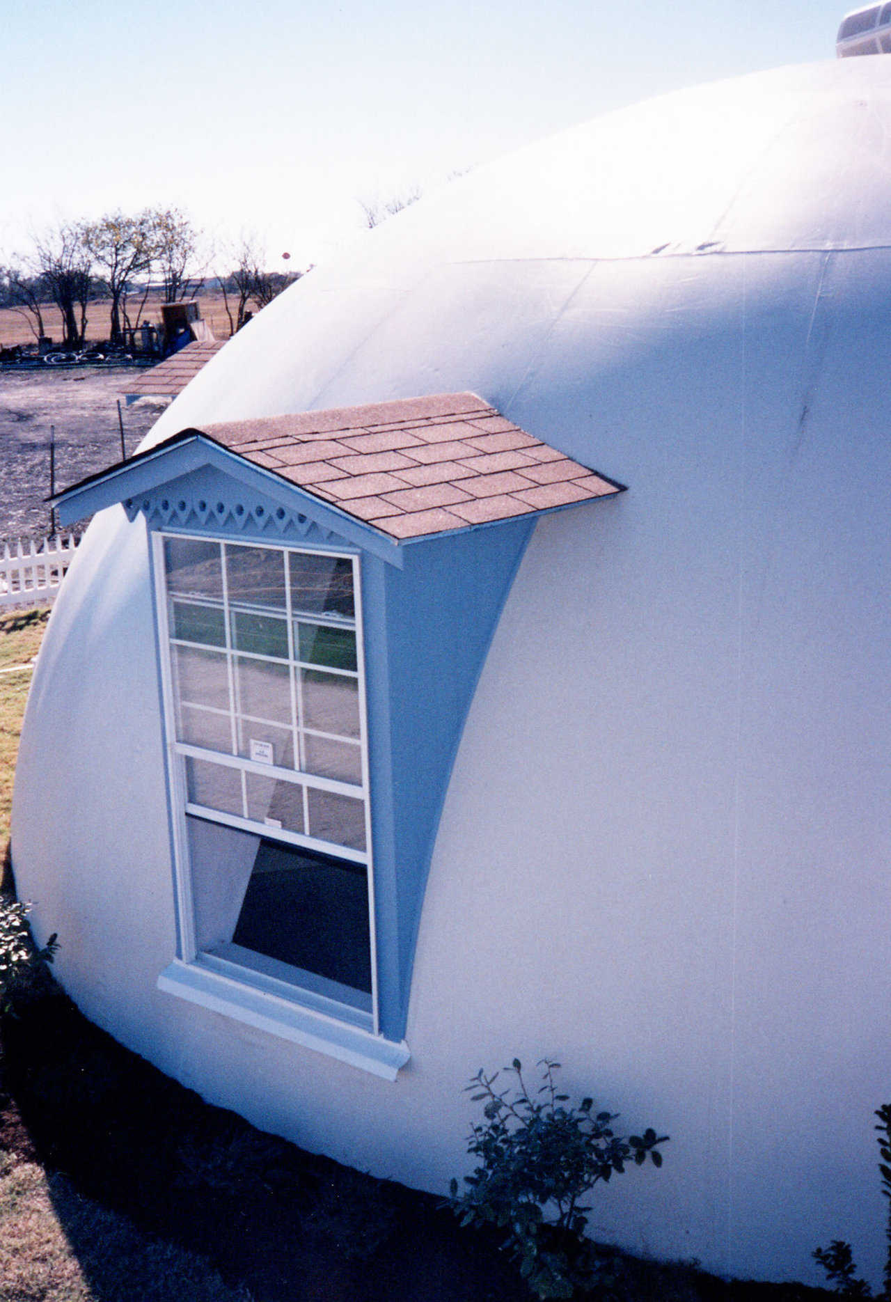 Outset cutouts — These outset openings and dormers provide clean lines and a conventional appearance.