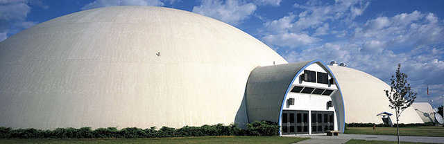 Emmett High School — Located in Idaho, Emmett High School was the first Monolithic Dome school build.  This five-dome facility has 900 students who use two 180-foot diameter domes that house classrooms and a gymnasium. The three smaller domes function as woodworking, metal and auto shops.