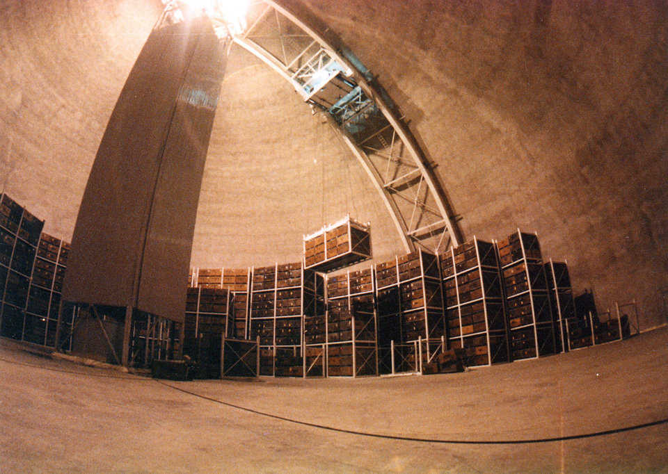 Crane — In the center of each dome sits a 100-foot-tall cooling tower that doubles as the pivot point for a large, computer controlled crane. This crane automatically places and removes large containers that hold 26 bins of apples. Each container weighs over 13 tons.