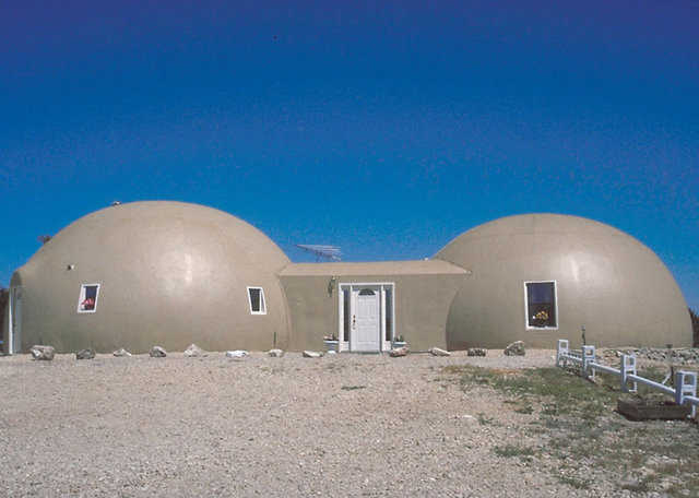 A double dome home — The larger dome (34′ × 16′) encompasses a living/dining area, kitchen, guest bedroom and bath. The smaller dome (32′ × 14′) includes the master bedroom and bath, a craft and computer area and a large walk-in closet. A rectangular foyer (12′ × 20′) connects the two.