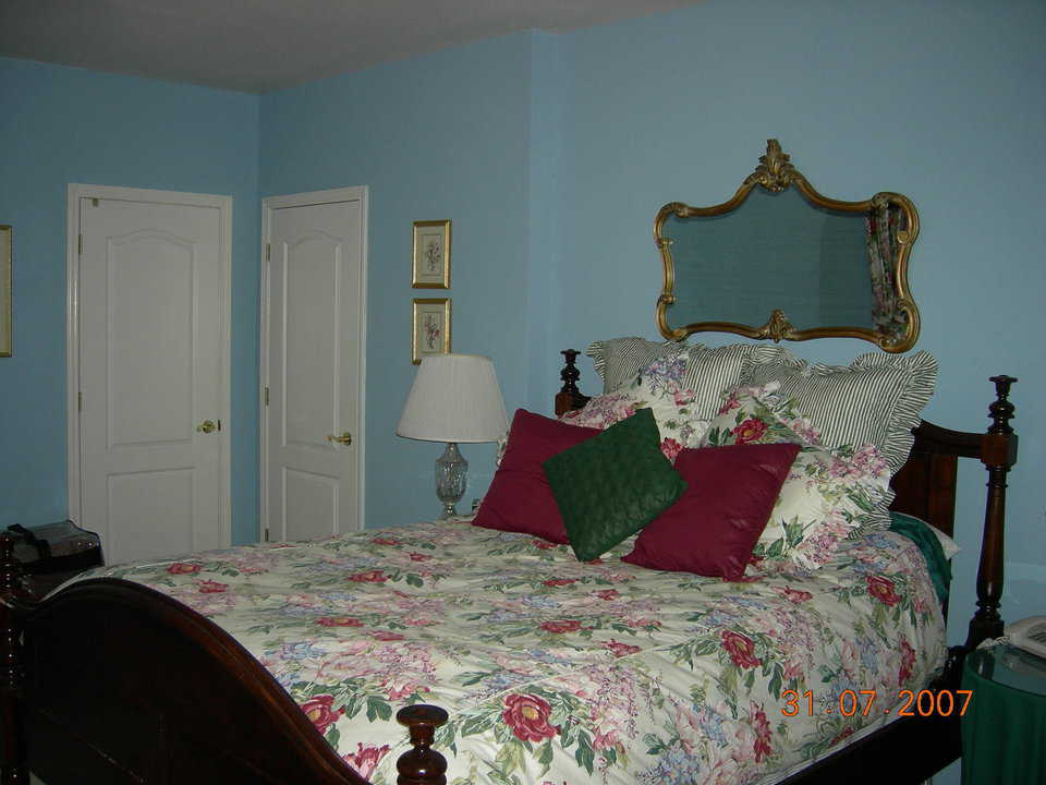 Second guest room — Its decor is both cheerful and relaxing.