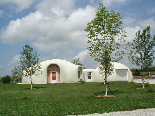 Welcome — A soft-pink front entryway greets and welcomes visitors to the O’Dell Monolithic Dome home in Harrisonville, Missouri.