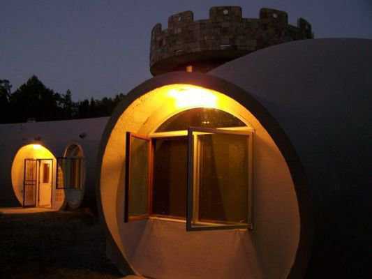 Vaults — Three half-cylindrical barrel vaults come off the center dome.