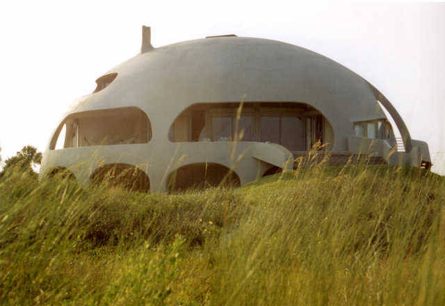 Eye of the Storm — This Monolithic Dome home, on a beach site on Sullivans Island, South Carolina, is a prolate ellipse measuring 80′ × 57′ × 34′.