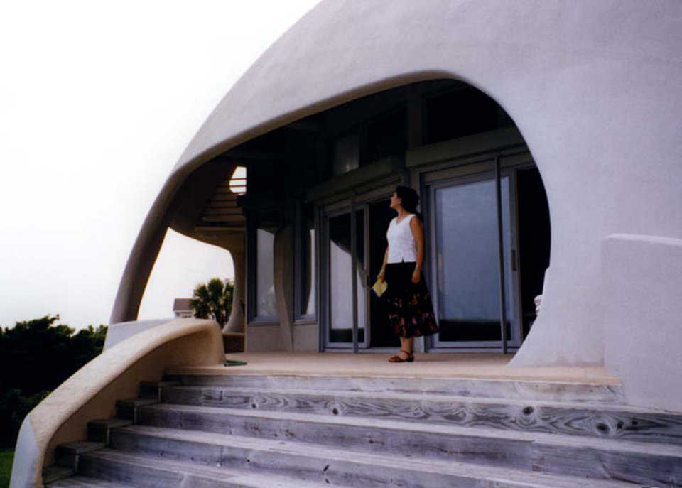To the beach! — From the balcony, one steps down onto a bermed hill and then down to the beach.
