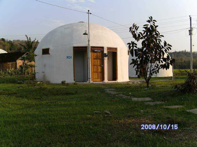MCKs — Six MCKs, EcoShells that include laundry, toilet and shower facilities, were constructed. Each was placed between two neighboring clusters of dome-homes.