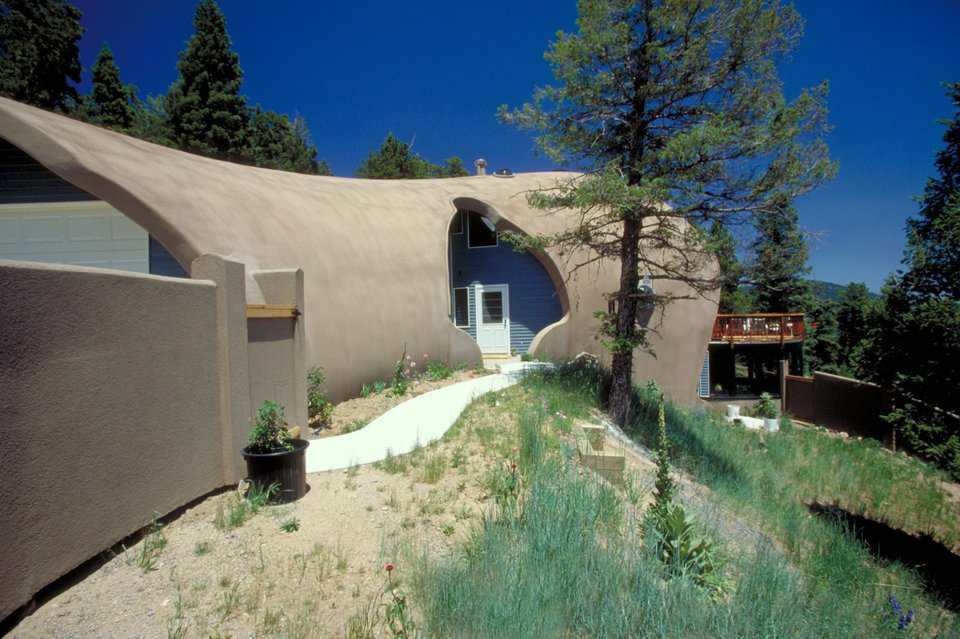 Curvaceous blending — The garage dome curves and blends into the larger home dome that has a 50-foot diameter.