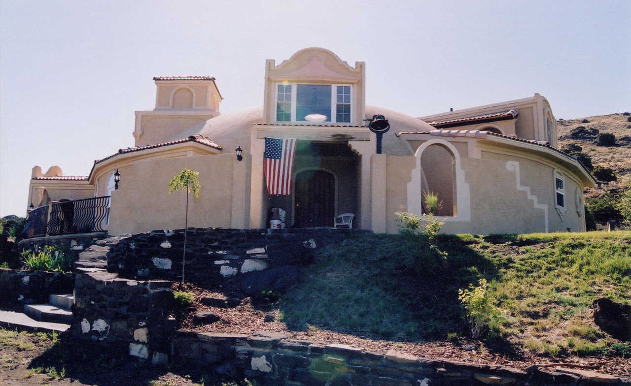 In Spanish — Atalaya del Vulcan means watchtower of the volcano and this dome-home is near a volcano. The Cunningham family did much of the interior and exterior work themselves.