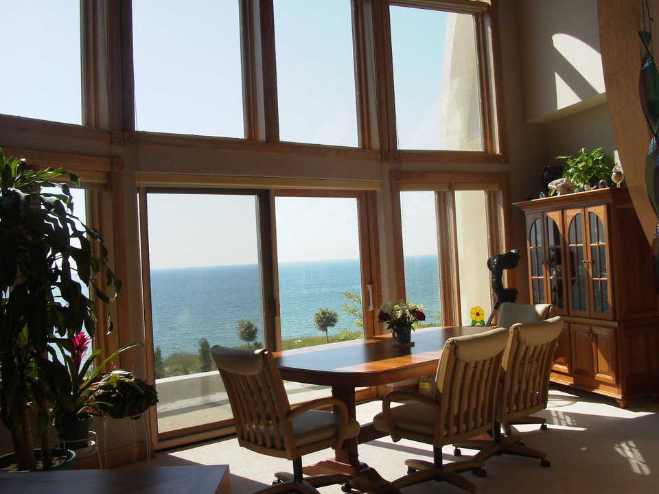 Windows — A wall of windows in the dining area provides light and a gorgeous view of the surroundings.