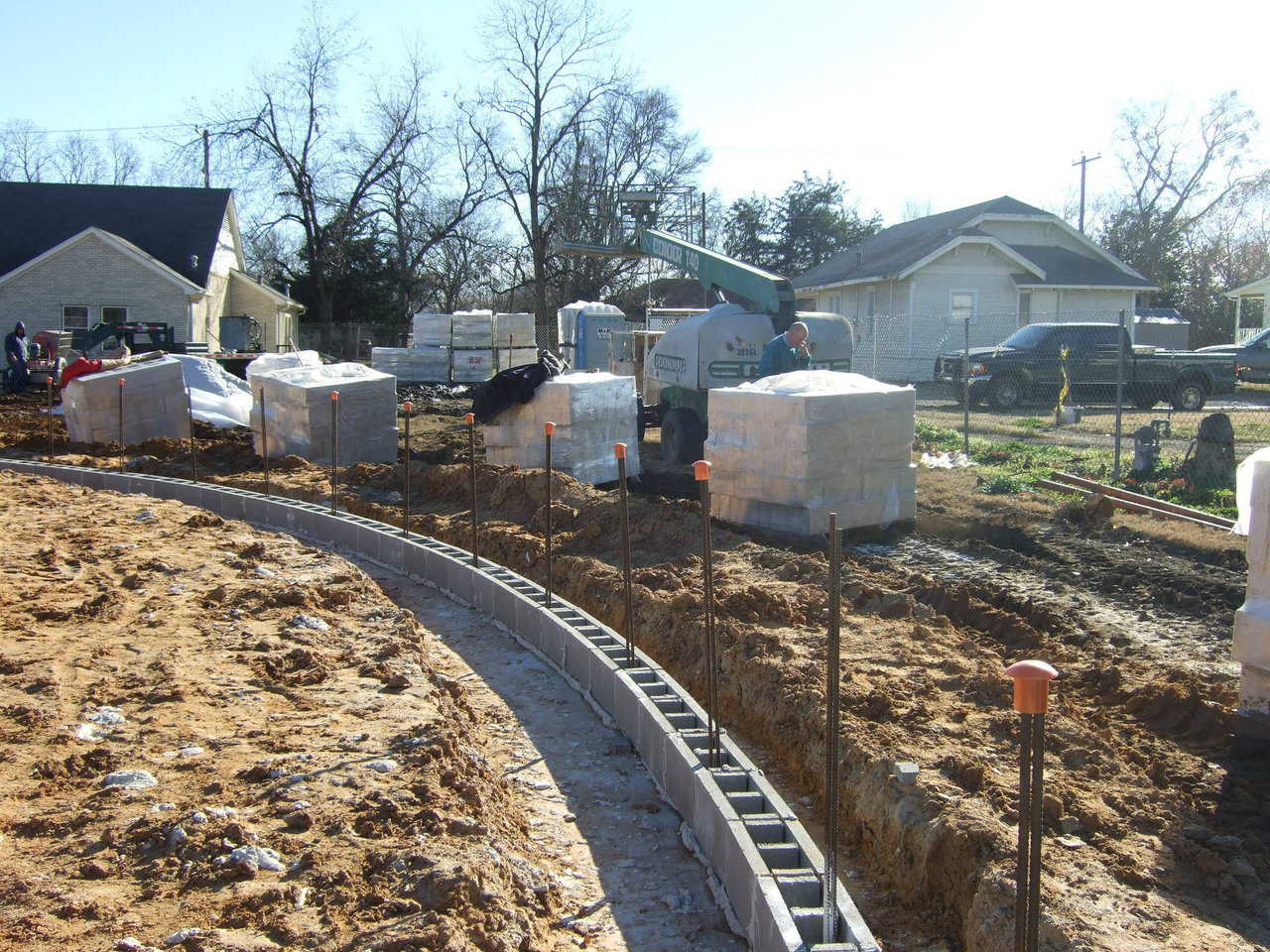 The first course of block has been laid. The block is on site, now the real fun can start.