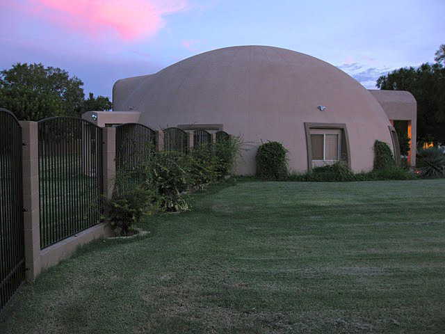 Dome on the outskirts of Mesa – Sitting on a spacious, residential lot, this dome has a diameter of 54 feet, a height of 23 feet and a living area of 2900 square feet.