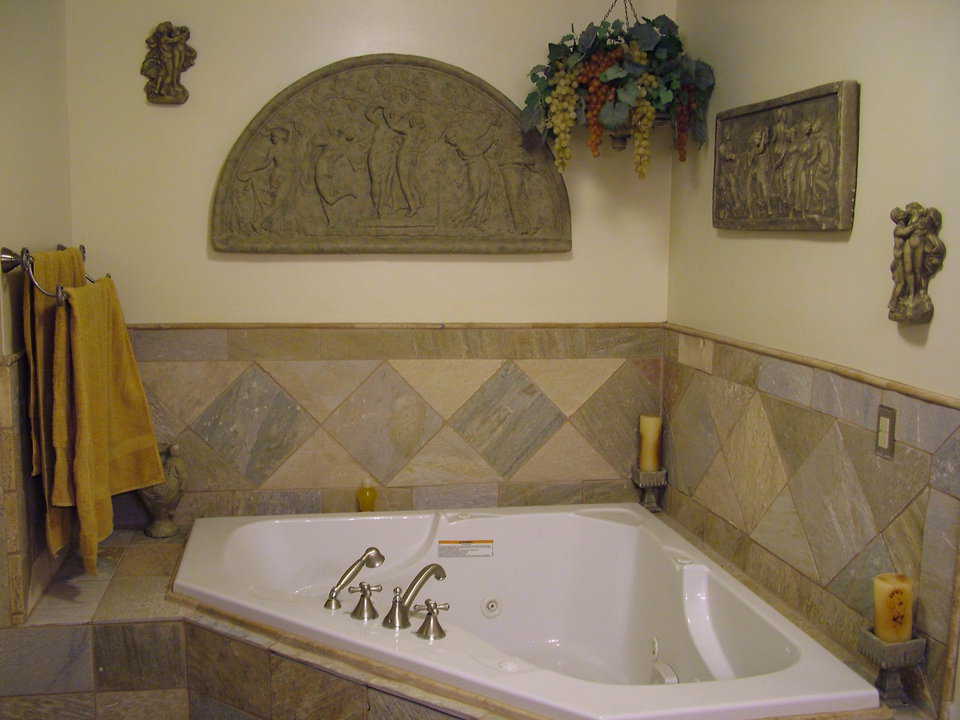 Anyone for a soak? – This attractive master bath includes a roomy tub. 