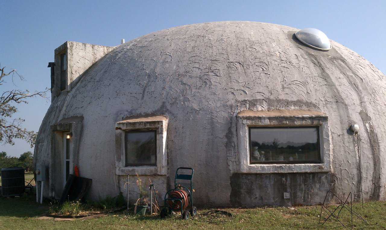 Survivor – This Blanchard, OK dome was also hit. The owner said that her dome, constructed in 1981 by the same independent builder who did not follow Monolithic specifications, suffered lighter damage since it was not directly in the tornado’s path. It lost some windows and a skylight.