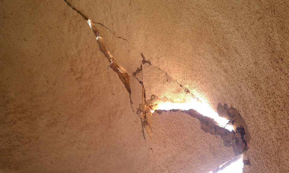 Serious Cracks – Because this thin shell was reinforced only with steel fibers and not Monolithic’s pattern of horizontal and vertical rebar, the tornado caused lots of cracking.