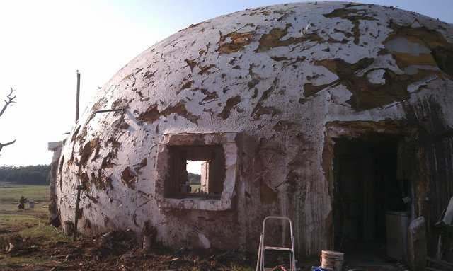 Dome Shape Survives Direct Tornado Hit – On May 24, 2011 in Blanchard, OK, this house, which is a thin shell concrete dome but not a Monolithic Dome, was hit by an EF4 or EF5 tornado. Although badly damaged by heavy, flying debris, the dome shell survived. That, we think, is a testament to the dome shape. Conventional homes hit by this tornado were flattened and swept off their foundations.