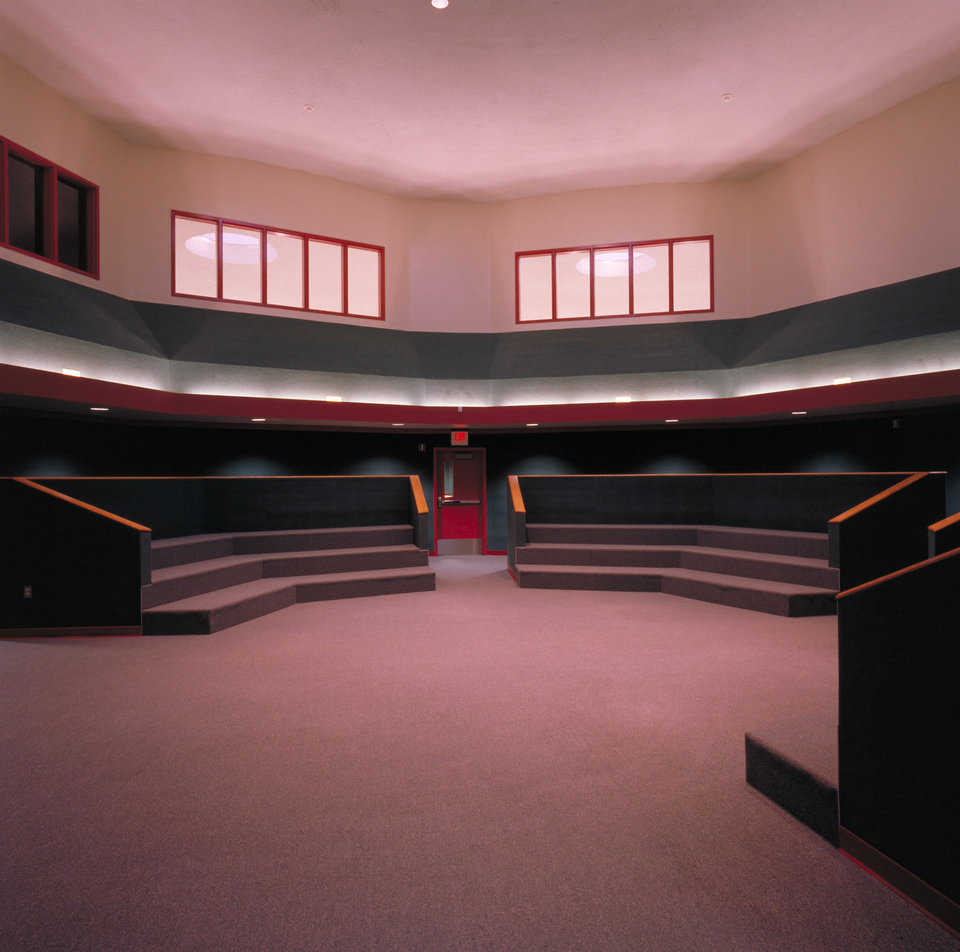 The media center is the center of the second dome. Both the media center and commons area are surrounded by classrooms. Natural light enters the center areas through eight-foot skylights and filters into classrooms through the above windows.