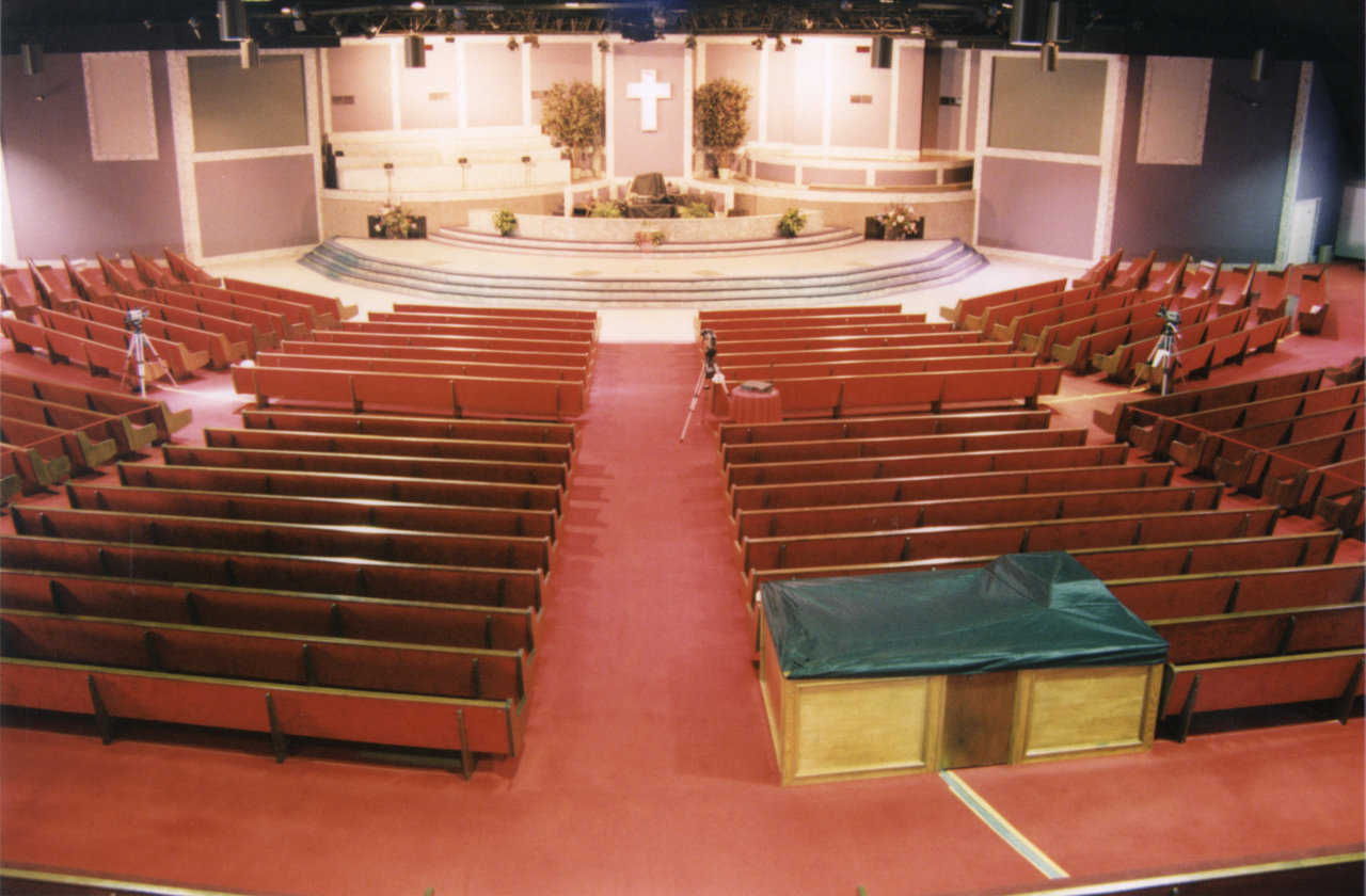 The sanctuary has held congregations of over 4,000.