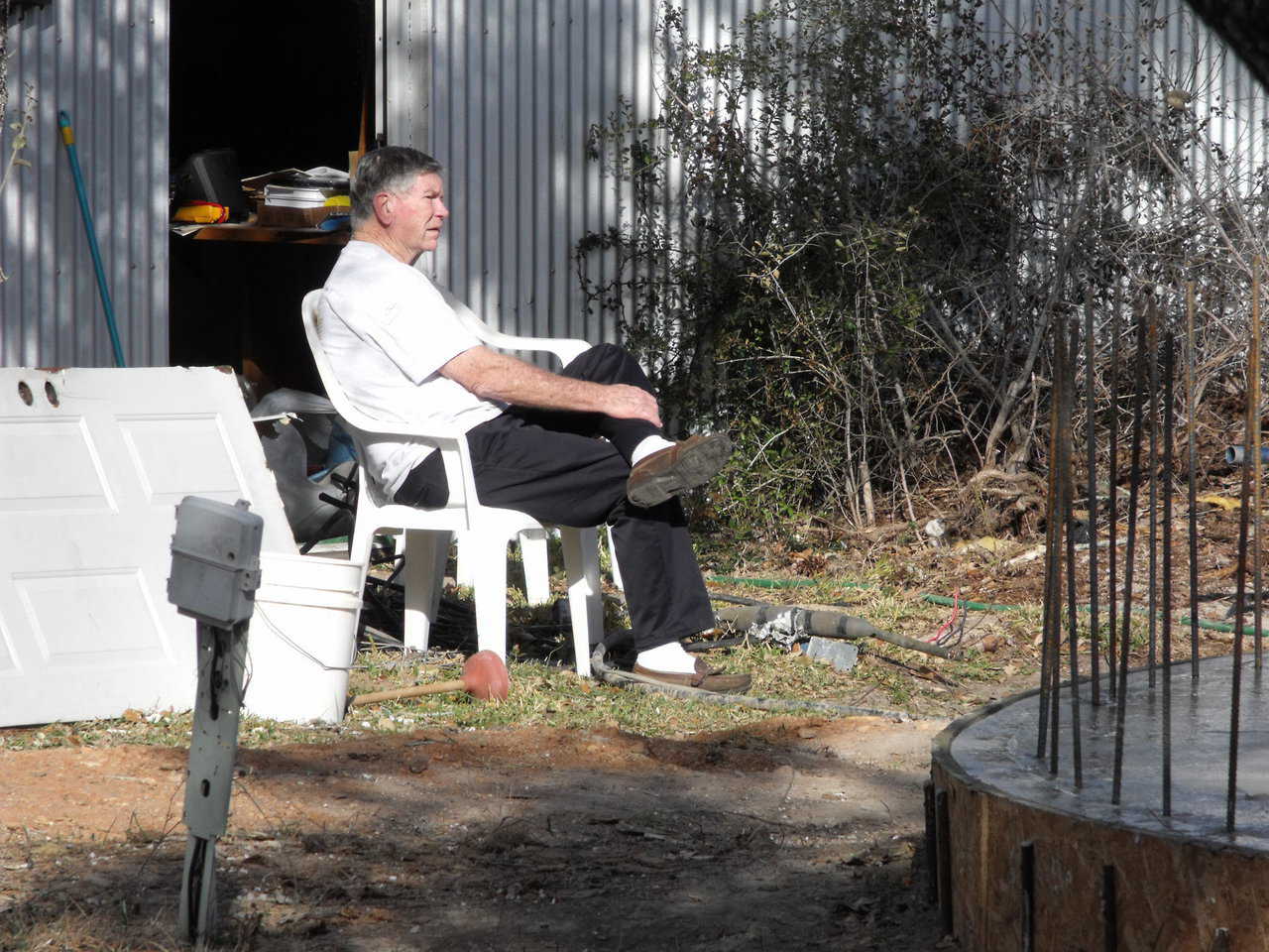 In October 2003, Jay participated in a Monolithic Workshop. But during construction of his dome, he just relaxed and observed others doing what he had experienced in the Workshop.