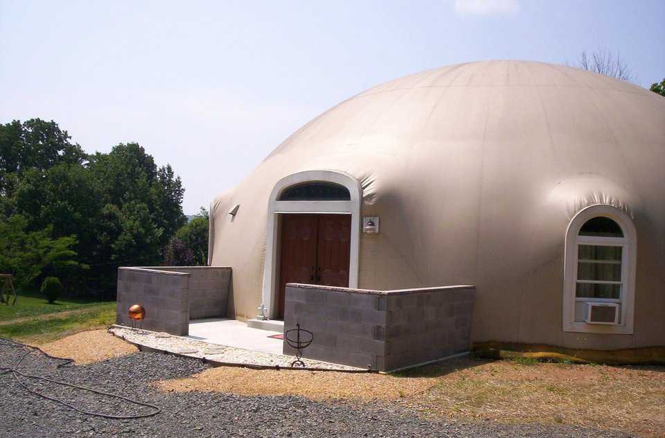 The Ecker’s dome home before they began washing their Airform.