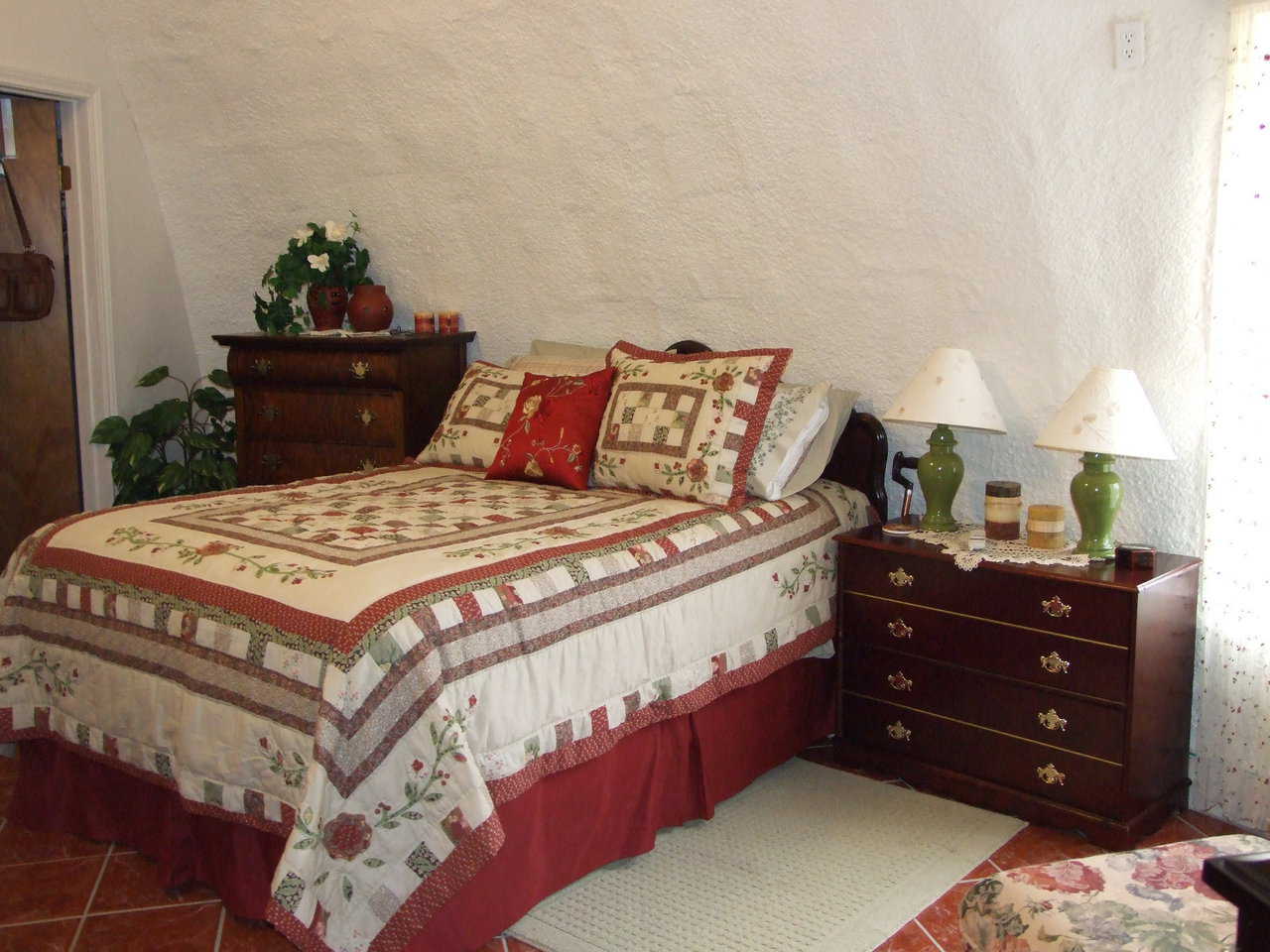 Is it nap time yet? This comfy, cozy bedroom, with the bed snuggled into the curve of the dome wall, sure makes you feel like enjoying a nap.