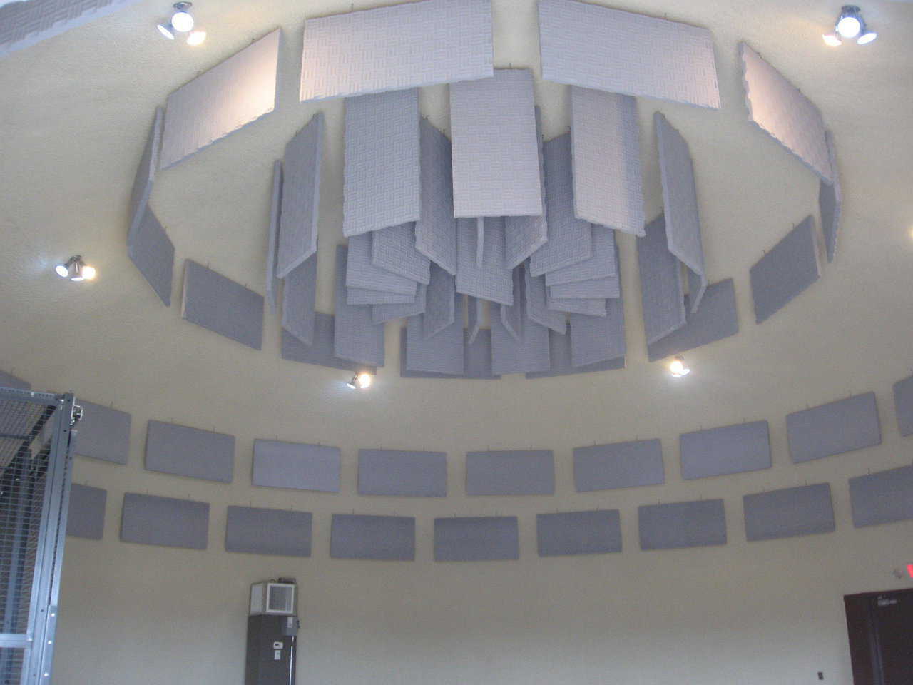 On its interior, the Headquarters Office dome has sound damper panels.