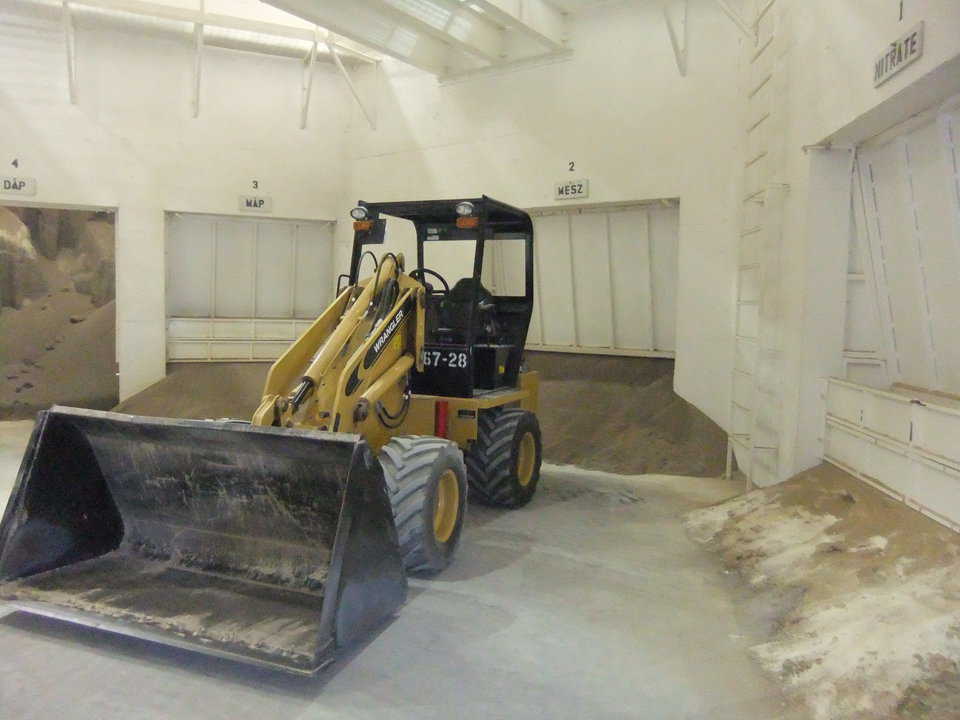 This is a picture of a Monolithic Dome blend plant.  Notice the difference in the condition of the floor and bin walls.  Concrete bin walls can take the abuse that loader operators will throw at it.  Loaders, conveyers, scales — everything is kept dry and rust free!