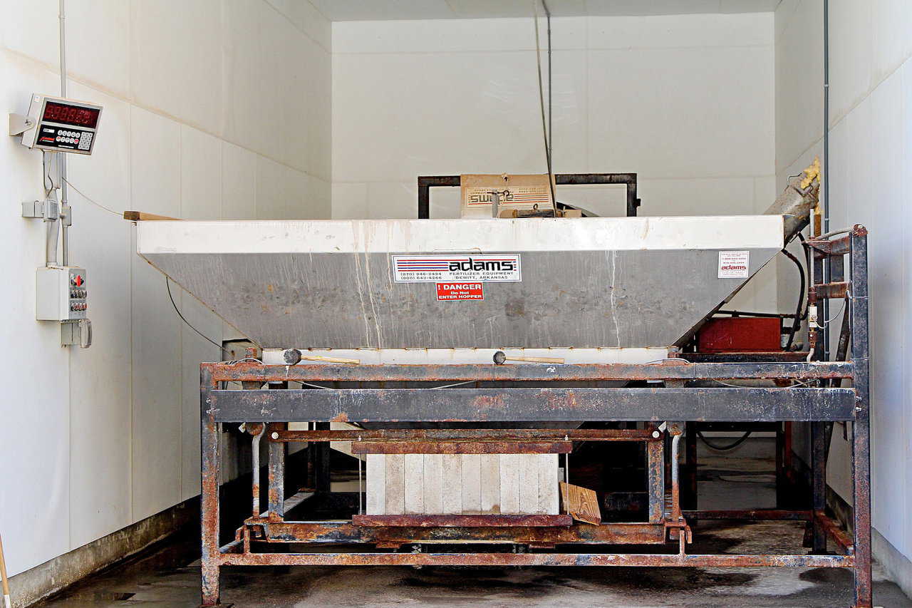 The plant is equipped with a weigh hopper. Products are brought from multiple bins, dumped into the weigh hopper and measured before they are mixed.